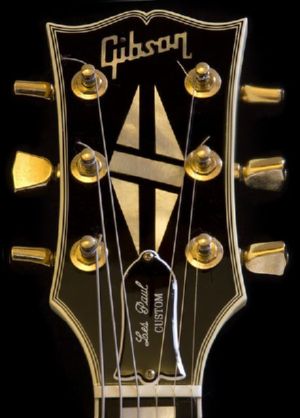 logo Gibson doré avec le diamant