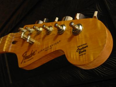 autocollant Fender posé sur une tête de guitare quelconque