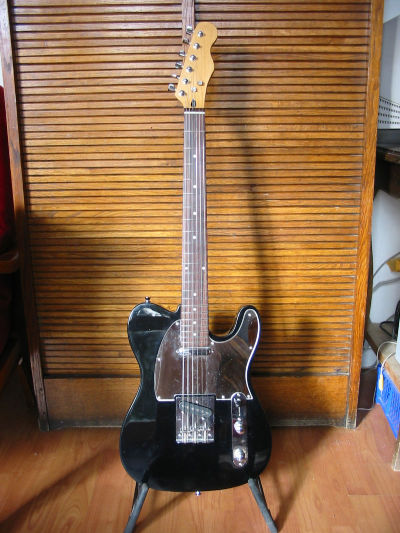 guitare style Telecaster, dégriffée, noire et miroir