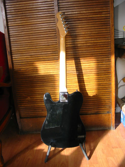 guitare style Telecaster, dégriffée, noire et miroir