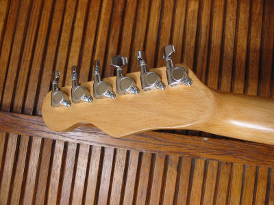 guitare style Telecaster, dégriffée, noire et miroir