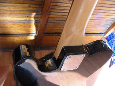 guitare style Telecaster, dégriffée, noire et miroir