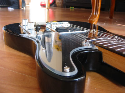 guitare style Telecaster, dégriffée, noire et miroir