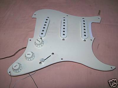 Pickguard monté (micros, électronique, boutons) de guitare SQUIER BY FENDER